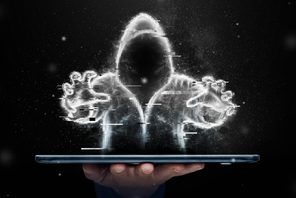 Illustration: ein Tablet wird von einer Hand wie ein Tablett gehalten und darüber eine geisterhafte Erscheinung eines Hackers mit Kapuze und ausgestreckten Händen