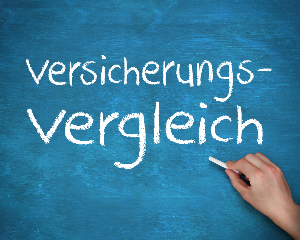 Illustration: eine Tafel, auf welcher mit weißer Kreide Versicherungsvergleich geschrieben ist