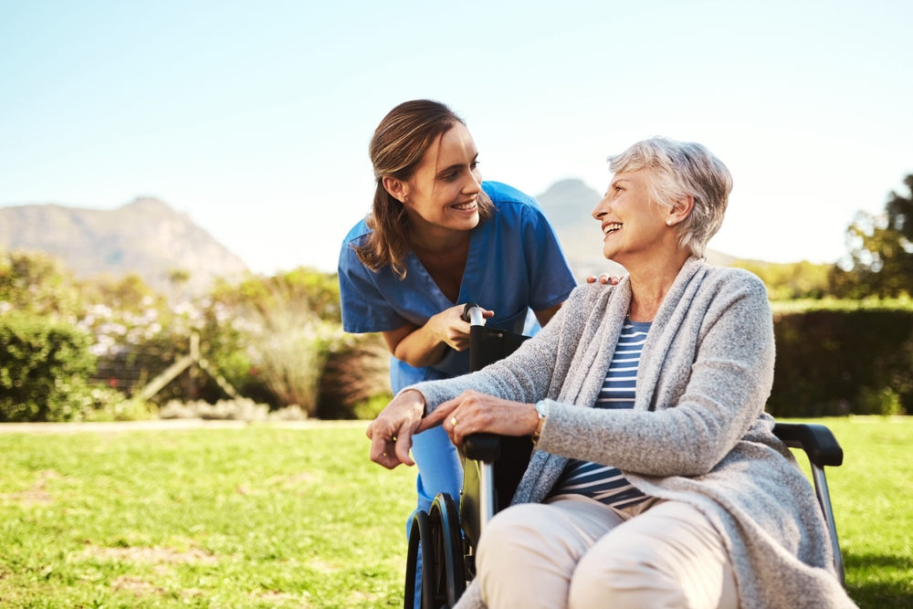 Illustration: Seniorin, Krankenschwester und Rollstuhl für Gesundheitsfürsorge.